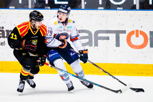Brynäs Josef Ingman i kamp om pucken med Växjös Pontus