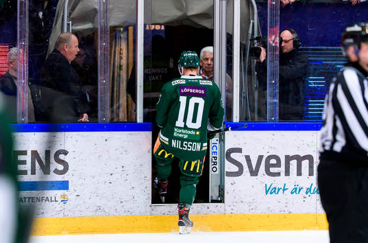 Färjestads Marcus Nilsson åker av isen