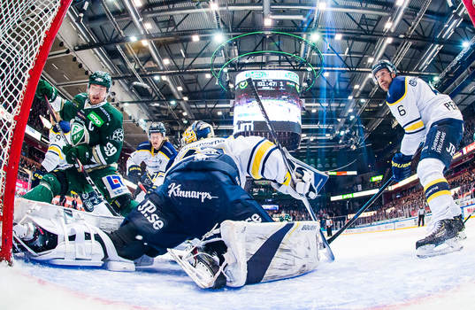 s Oscar Sundh, målvakt Jonas Gunnarsson och Christoffer