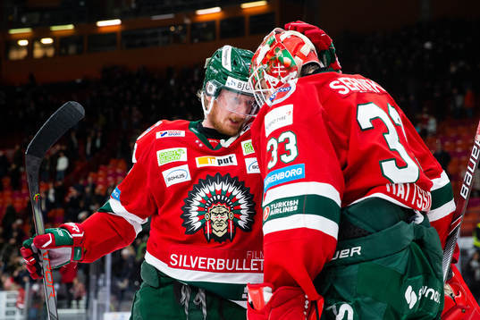 Frölundas Simon Hjalmarsson jublar ihop med målvakt Johan