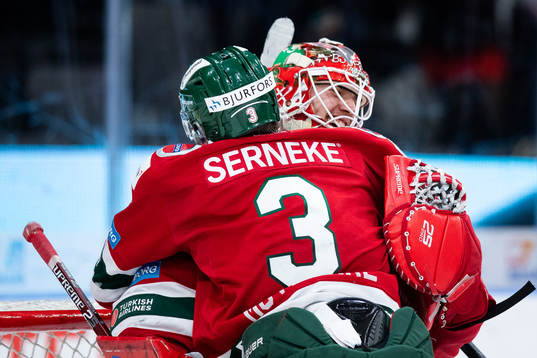 Frölundas Jacob Moverare jublar ihop med målvakt Johan
