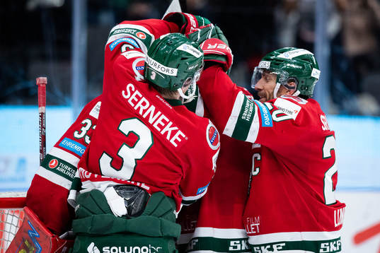 Frölunda spelare jublar ihop med målvakt Johan Mattsson