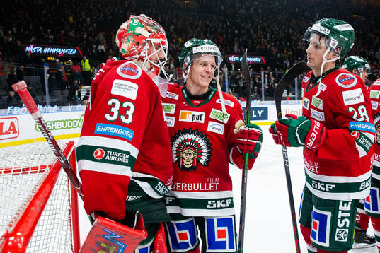 Frölundas Max Friberg och Johan Sundström  jublar ihop