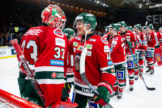 Frölundas målvakt Johan Mattsson jublar ihop med Rhett