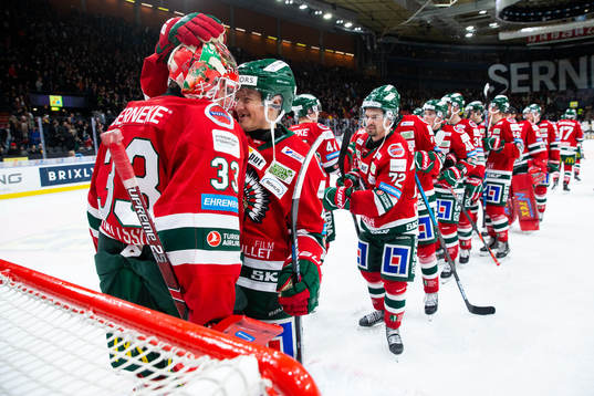 Frölundas målvakt Johan Mattsson jublar ihop med Rhett