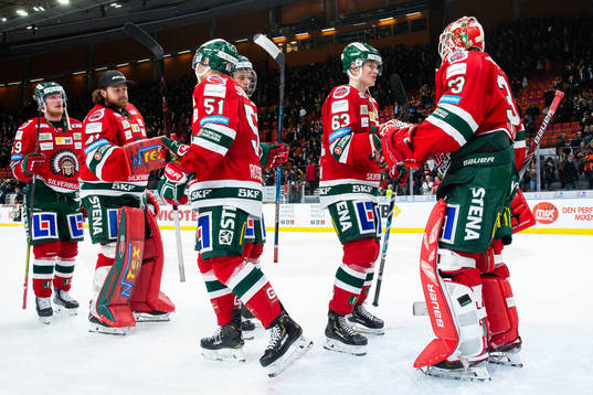 Frölundas målvakt Johan Mattsson jublar ihop med Julius