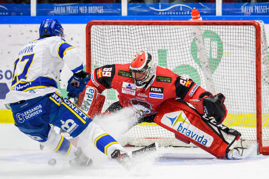 Leksands Marek Hrivik mot Malmö Redhawks målvakt Oscar