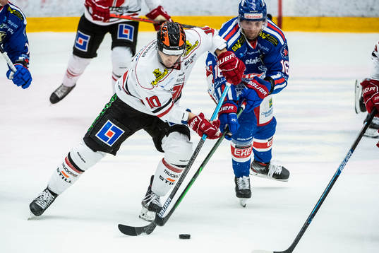 Örebros Shane Harper och Oskarshamns Arsi Piispanen