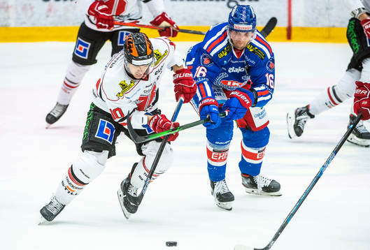 Oskarshamns Arsi Piispanen och Örebros Shane Harper