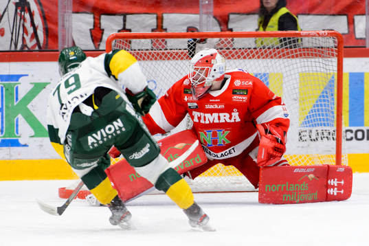 Björklövens Emil Lundberg gör 1-2 bakom Timrås målvakt
