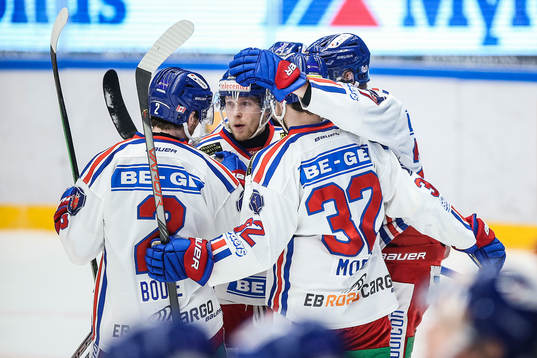 Oskarshamns Mathew Bodie och Markus Modigs jublar