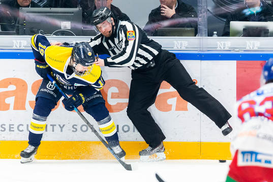 s Emil Andrae och Linjedomare Gustav Jonsson