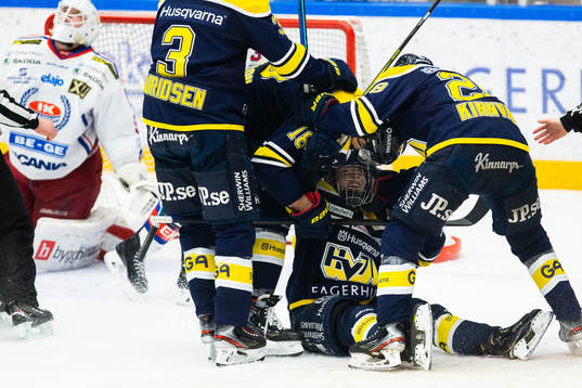 s Zion Nybeck jublar med lagkamrater