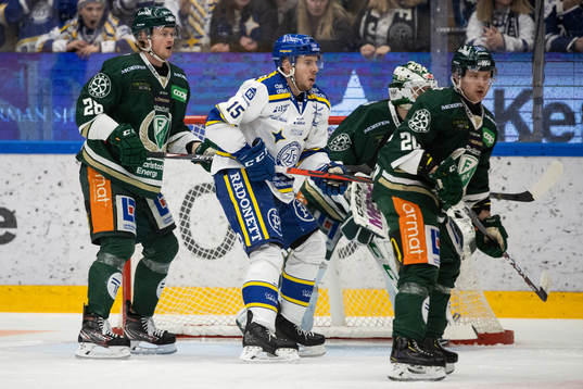 Färjestads Samuel Eriksson och Leksands Matt Carey  och