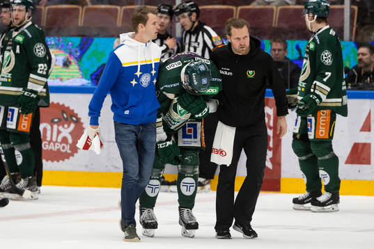 Färjestads Vojtech Mozik skadad och får hjälp av isen av