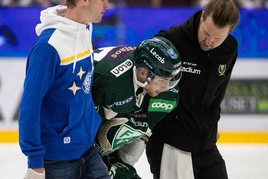 Färjestads Vojtech Mozik skadad och får hjälp av isen av