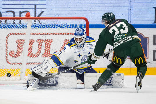 Leksands målvakt Axel Brage räddar straff från