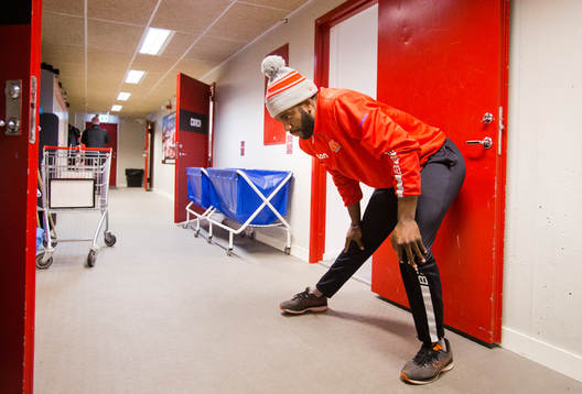 Örebros Daniel Muzito Bagenda värmer upp