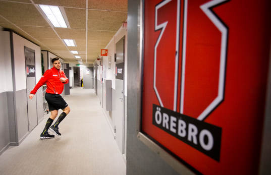 Örebros Jordan Boucher värmer upp