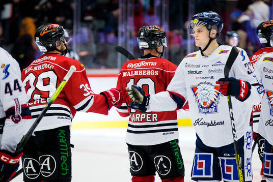 Örebros Jordan Boucher och Linköpings Adam Ginning tackar