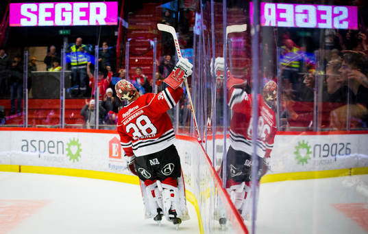 Örebros målvakt Dominik Furch jublar framför publiken