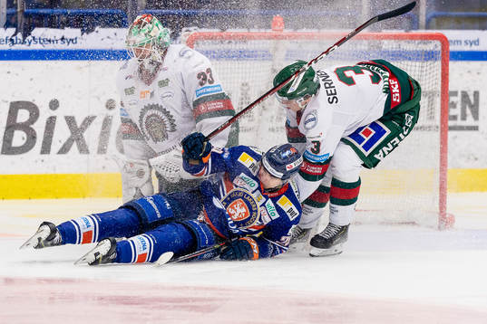 Växjös Pontus Holmberg faller i kan med Frölundas Jacob