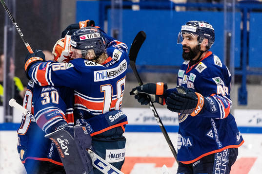 Växjös målvakt Viktor Fasth och Marcus Sylvegård jublar