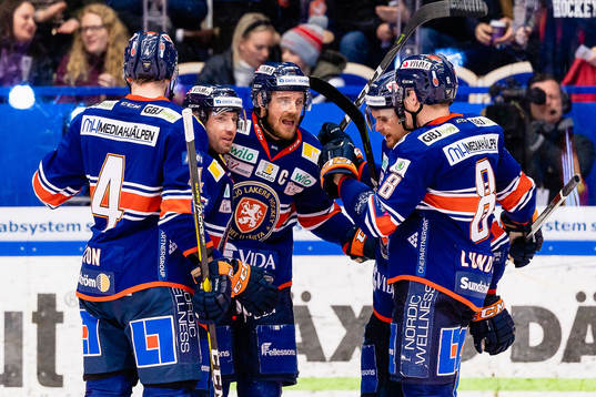 Växjös Erik Josefsson jublar