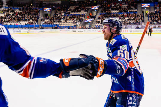 Växjös Erik Josefsson jublar