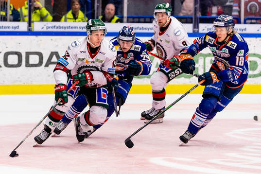 Frölundas Max Friberg jagas av Växjös Pontus Holmberg