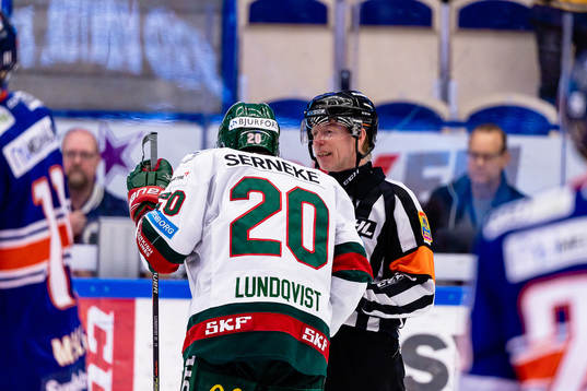 Frölundas Joel Lundqvist pratar med Domare Pehr Claesson