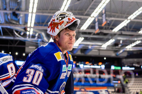 Växjös målvakt Viktor Fasth jublar