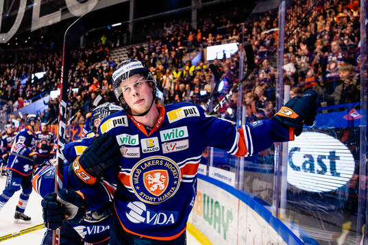 Växjös Fredrik Karlström jublar framför fansen