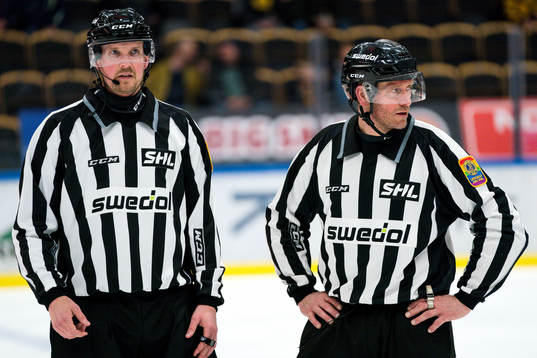 Linjedomare Johannes Käck och linjedomare Janne Sandström