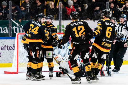 Skellefteås Tuomas Kiiskinen och Jonathan Pudas jublar