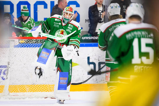 Rögles målvakt Roman Will jublar