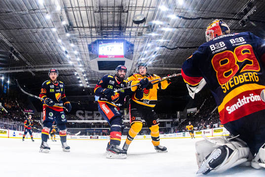 Luleås Carl Mattsson, ej i bild, gör 1-1 bakom