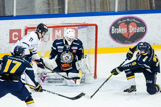 Visby/Romas David Lundmark mot Borlänges målvakt