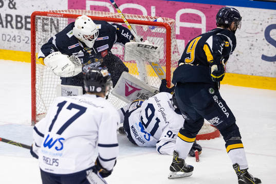 Visby/Romas Eric Winbergh åker in i Borlänges målvakt