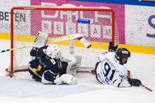 Visby/Romas Eric Winbergh åker in i Borlänges målvakt