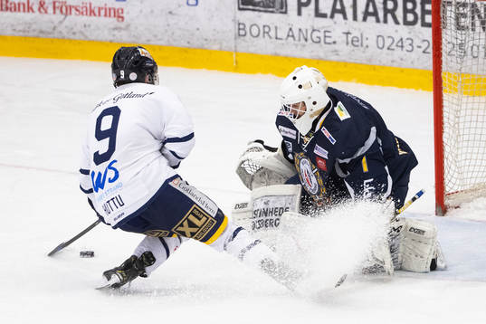 Visby/Romas Teemu Huttu gör 4-3 bakom Borlänges målvakt