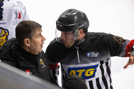 Visby/Romas tränare Hans Särkijärvi och domare Thomas