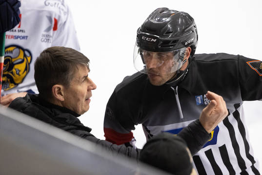 Visby/Romas tränare Hans Särkijärvi och domare Thomas