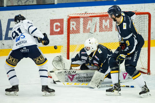 Visby/Romas Eric Winbergh och Borlänges målvakt Alexander