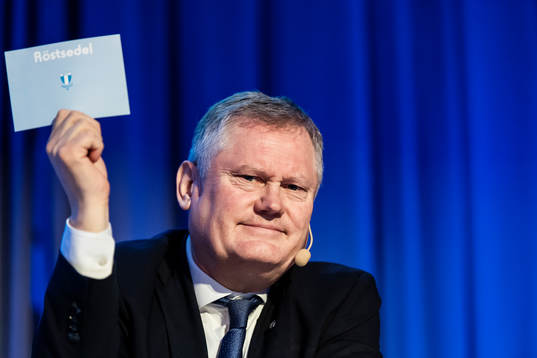 Malmö FFs ordförande Anders Pålsson håller upp en röstsedel
