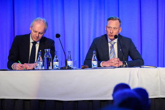 Sekreterare Pontus Hansson och mötets ordförande Hans Petterson