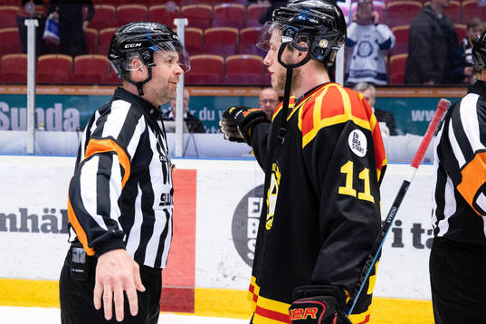 Domare Patrik Sjöberg och Brynäs Josef Ingman