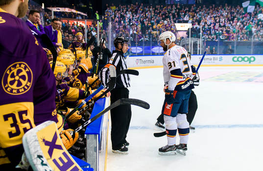 Djurgårdens Dick Axelsson i samtal med Domare Mikael