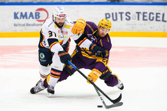 Djurgårdens Dick Axelsson och Färjestads Jonathon Blum