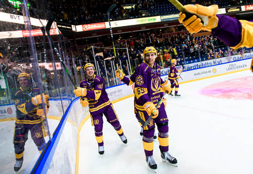 Färjestads Johan Ivarsson och Vojtech Mozik jublar